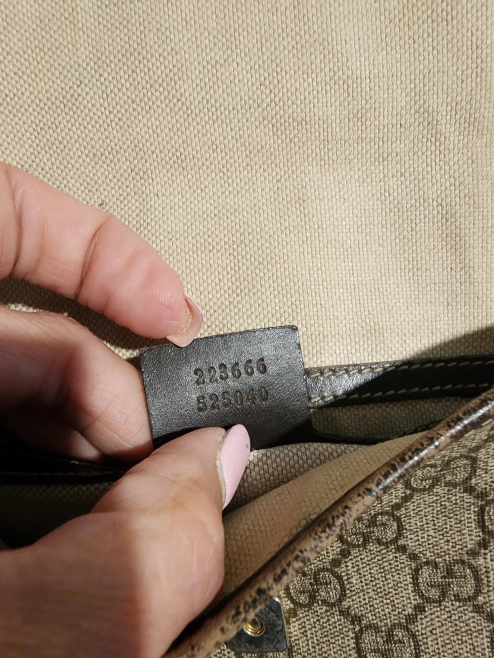 Gucci GG Supreme Canvas and Leather Shoulder Bag (model 223666) - Picture 16 of 16